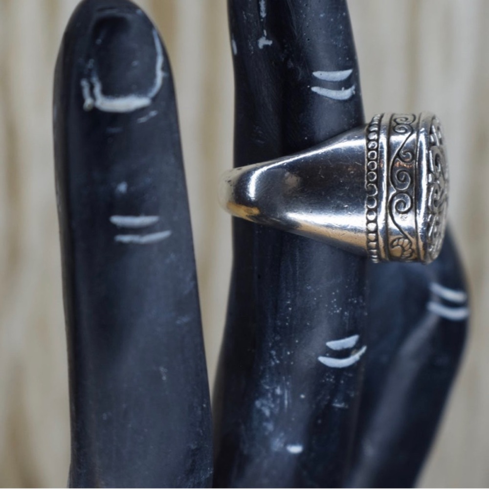 🚫SOLD🚫Vintage Sterling Silver Statement Ring - Size 8.5 US - Picture 6 of 11